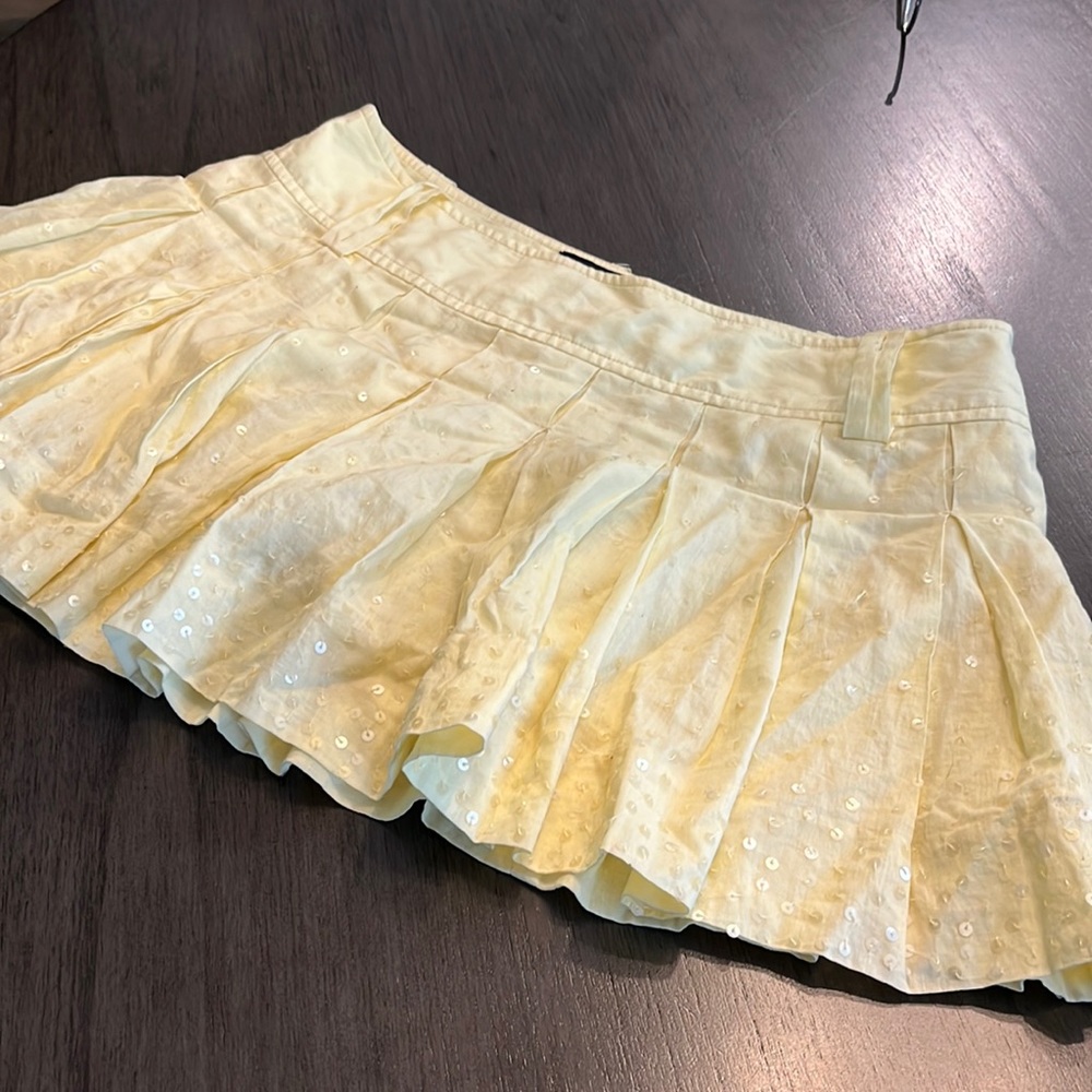 Cute yellow Bebe mini skirt